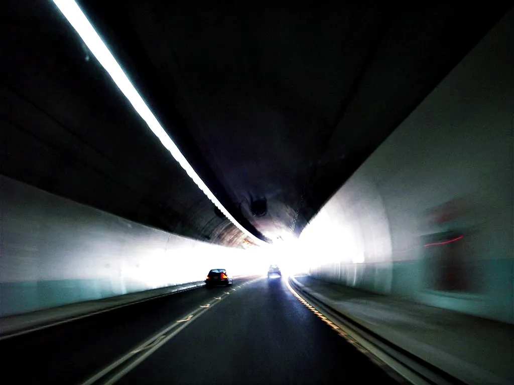 雪山隧道的那道光