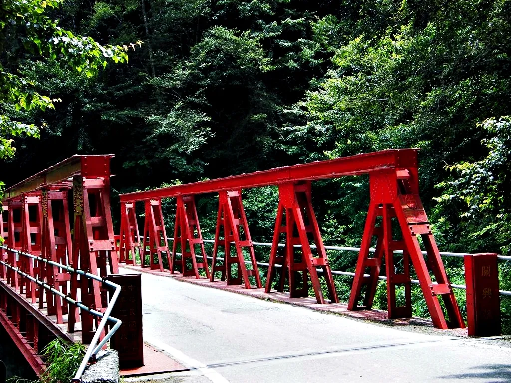 台七線上的紅色鐵橋