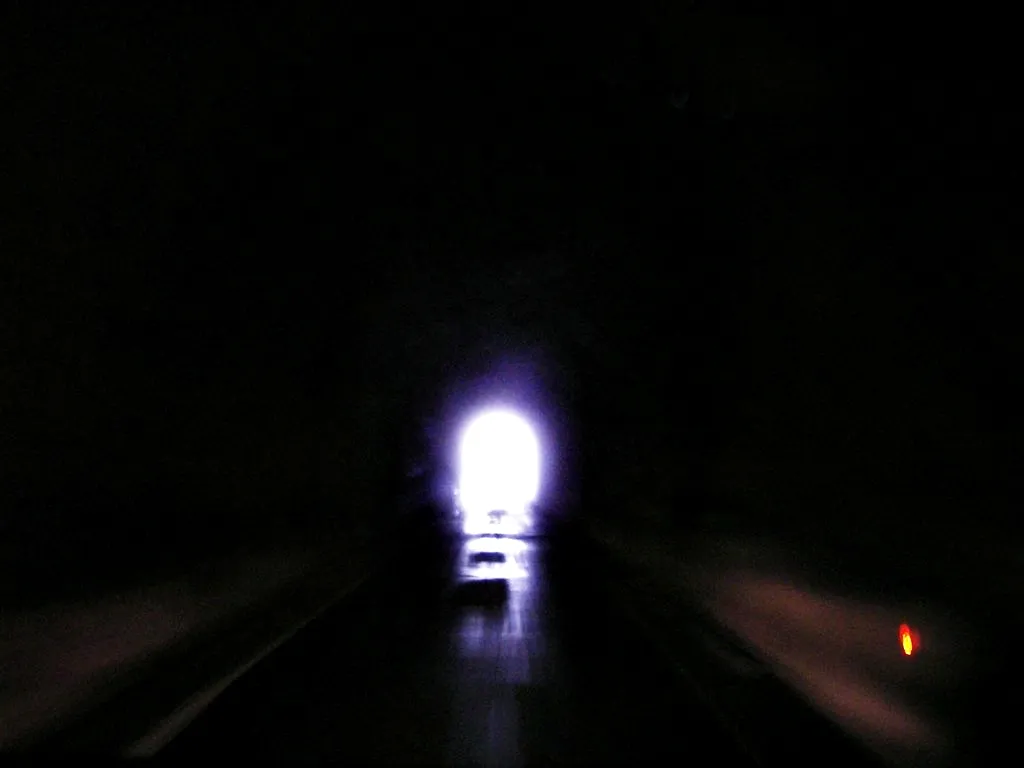 籠罩在濃霧中的隧道口