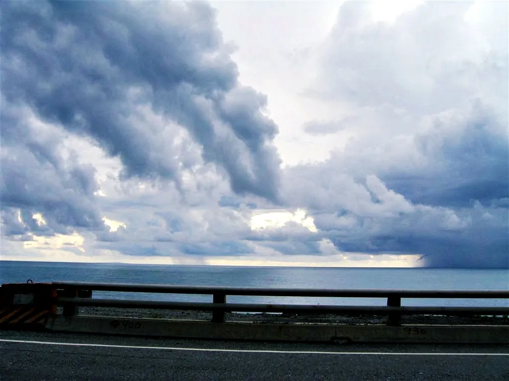 大雨來臨前的台東大海