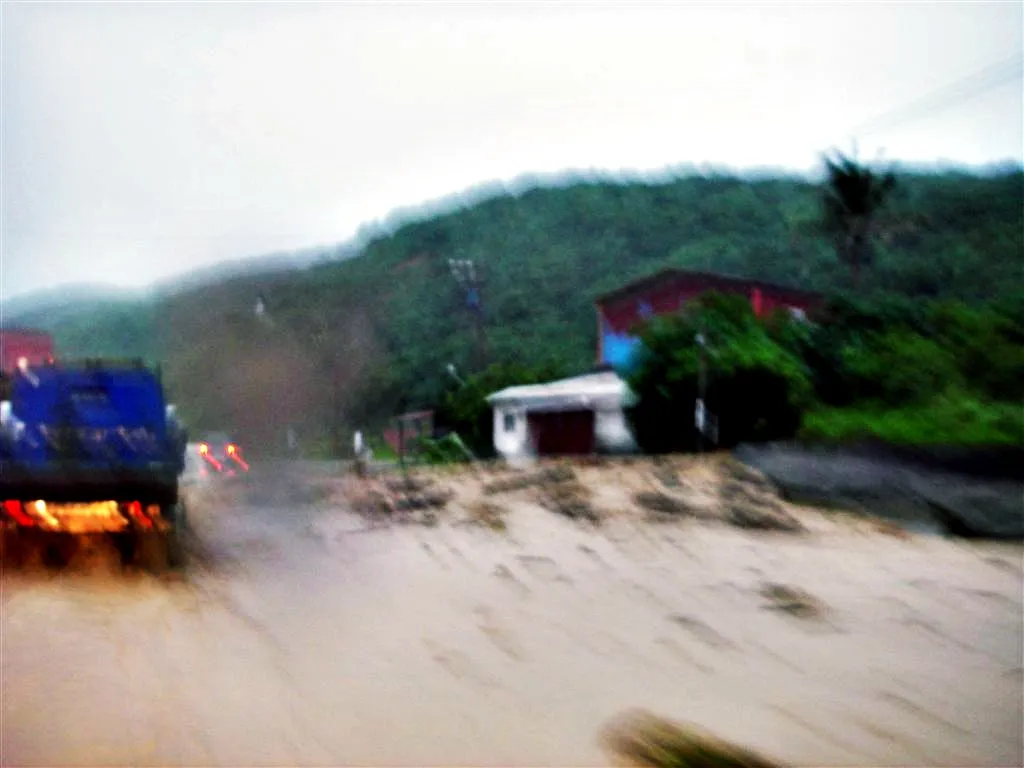 台九線路面嚴重淹水