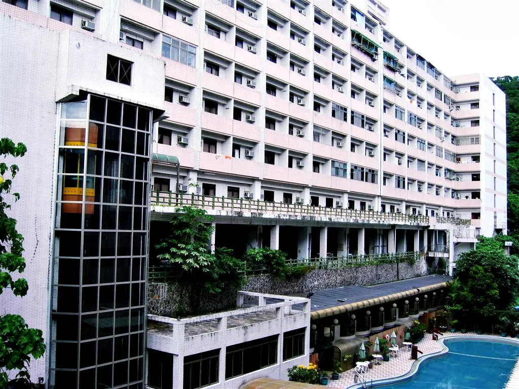 飯店後方的集合型住宅