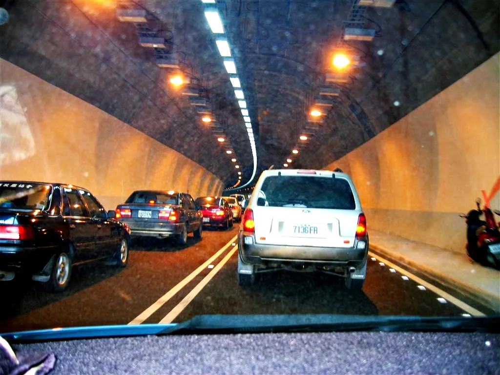 雪山隧道內塞車實景
