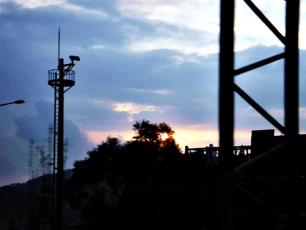 國道上的夕陽景色