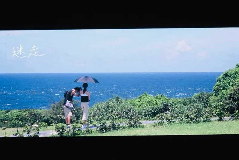 墾丁鵝鑾鼻的年輕情侶